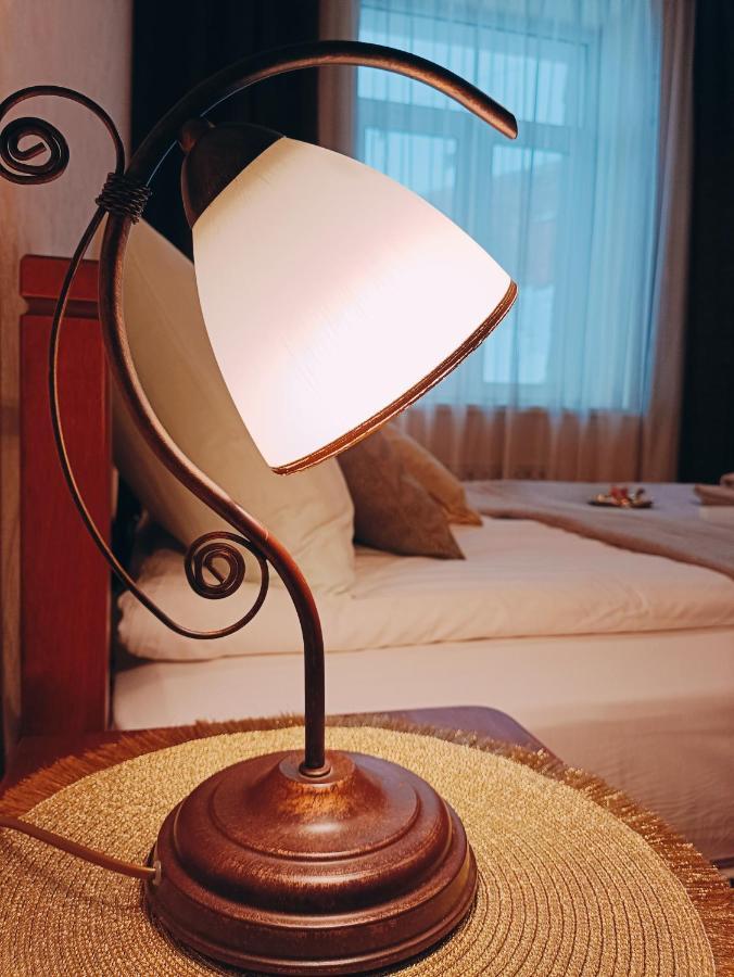 Old Town Retreat With Stunning Views 2 Bedroom Apartment Nearby The Church Of Saint Peter Riga Exterior photo